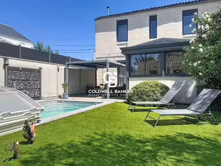 maison contemporaine: piscine et garage en centre-ville de saintes