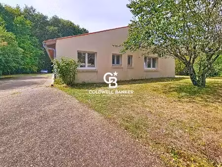 sous compromis/maison à saintes avec bois et grand jardin