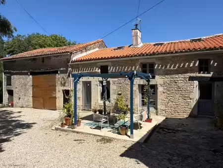 charmante maison en pierres avec gîte en activité  a proximité de mansle