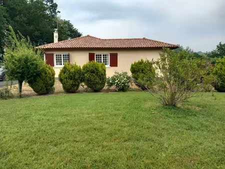 maison avec terrasse couverte et 3 garages sur 3653m² de terrain à urcuit.