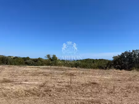 roquefort les pins : exclusivité - terrain constructible au calme absolu avec superbe vue.