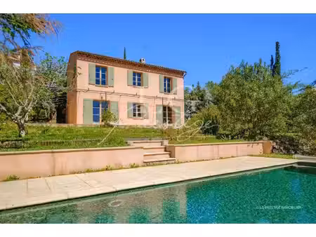 villa de charme avec commerces à pied
