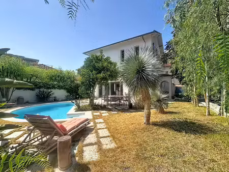 charmante villa méditerranéenne idéalement située à quelques pas des plages de la salis ..