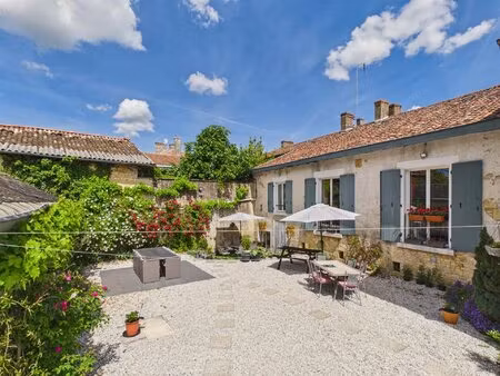 grande maison avec 8 chambres  à seulement 5 minutes du village pittoresque de nanteuil en