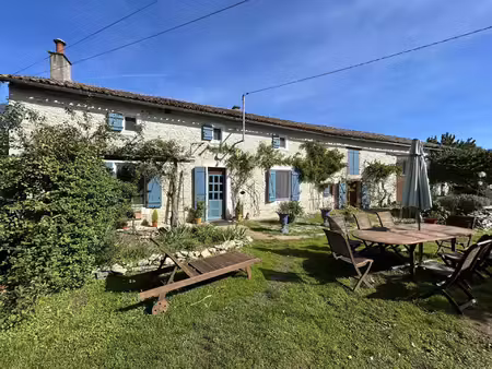 jolie maison en pierre de 3 chambres avec grand jardin et grange  près de civray