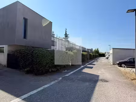 villa avec garage et place de parking.