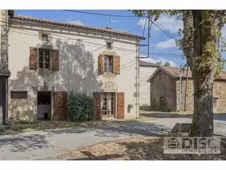 belle maison de village avec jardinet et terrasse couverte.