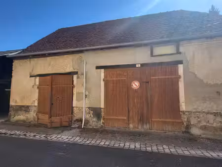 bâtiment à usage de garage dans le centre bourg