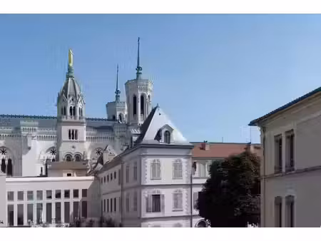 sur la colline de fourvière  à deux pas de la basilique et des jardins du rosaire
