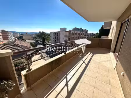 cavalaire centre ville - 2 pièces avec terrasse et garage double.