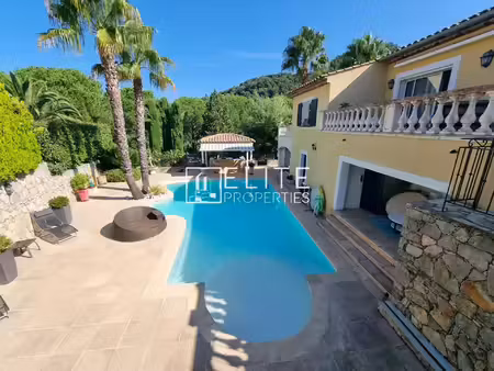 villa de 203m² sur 3212m² de terrain les adrets