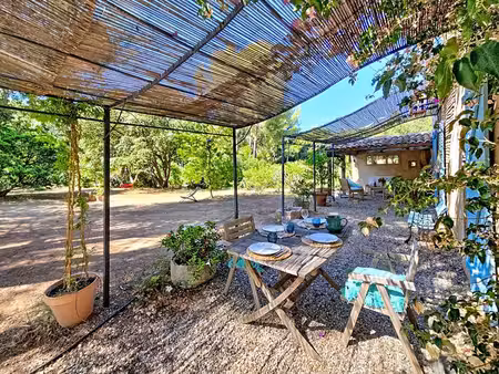 sanary - villa 8 chambres + t2  piscine chauffée  double garage  6500 m² de terrain