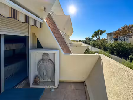 studio lumineux avec terrasse et vue mer dégagée