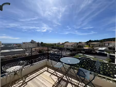 villa contemporaine récente avec piscine et vue mer à la corniche