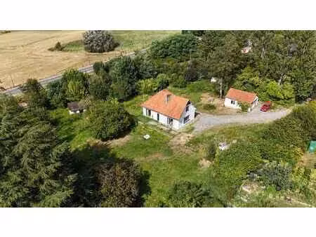 maison 4 façades avec garage sur un terrain très grand