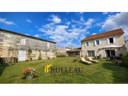 demeure bourgeoise en pierre de 234 m2 avec dépendance de 120 m2 et jardin clos  à...
