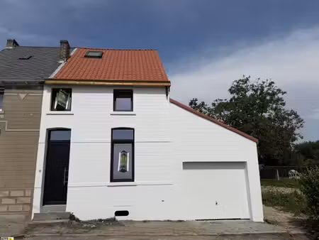 maison récemment rénovée avec terrasse et petit jardin