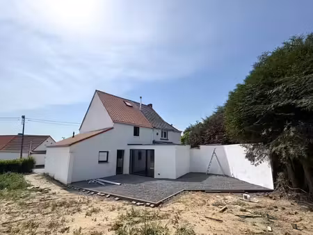 maison récemment rénovée avec terrasse et petit jardin