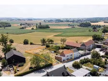 maison 3 façades avec garage et jardin  à moderniser!