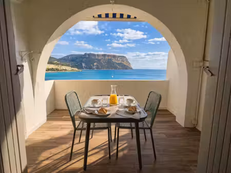 cassis appartement t3  vue panoramique port et cap canaille  acces prive mer