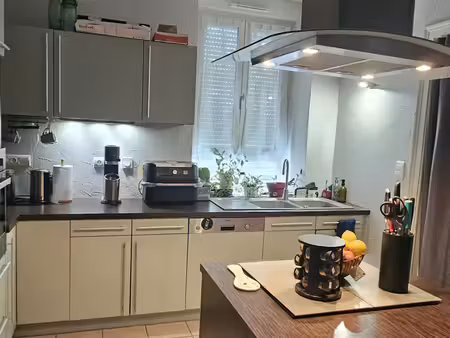 beau f3 entièrement rénové et isolé  avec cuisine équipée
