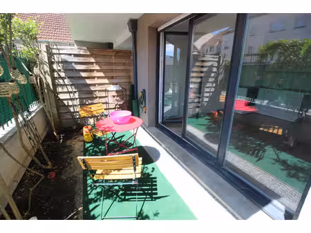 centre ville de quincy sous sénart : f2 avec jardinet et parking