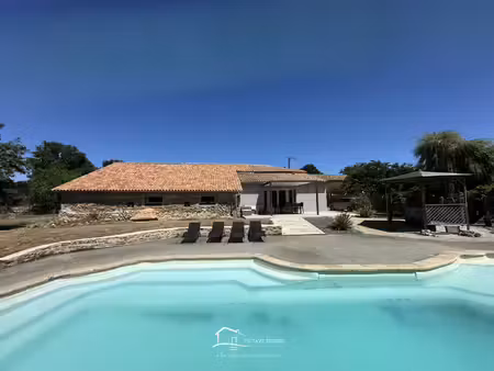 maison de plain-pied avec piscine  dépendances et beau poten