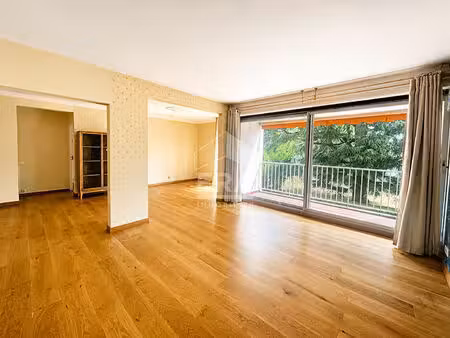 pau - trespoey : appartement t3 rénové de 77m2 avec balcon et place de parking dans une ré