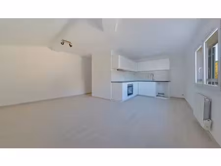 location appartement 3 pièces 60.2 m² à saint-chamas (13250)  745 €