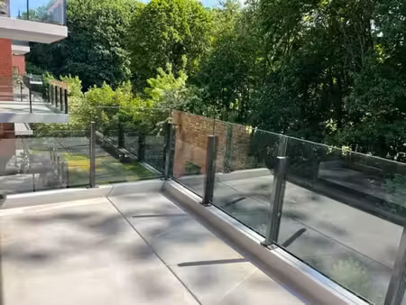 lumineux et spacieux appartement récent 2 chambres