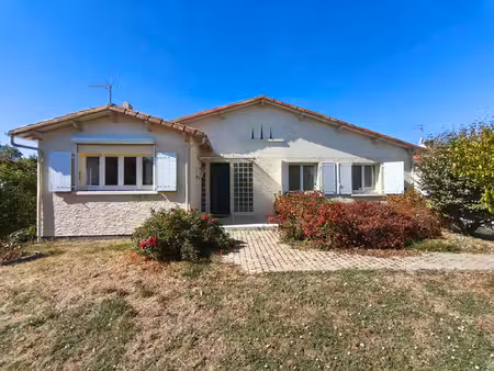 maison d'exception à vendre à bressuire - 7 pièces  194 m² sur 1650 m² de terrain