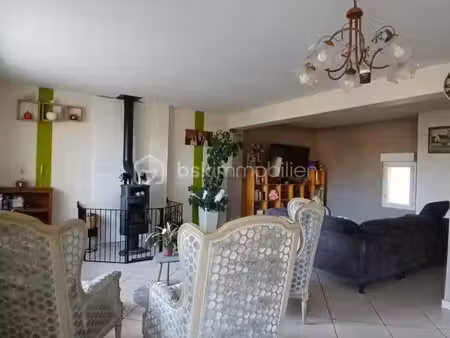 maison spacieuse avec terrasse et vaste parking à vendre