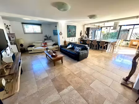 bas de villa refait au calme proche la bocca