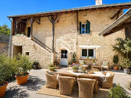 maison de caractère en pierre avec exceptionnelle grange attenante – un bien rare aux port