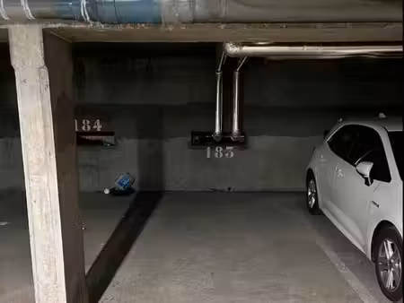 place parking résidence rayés brunes