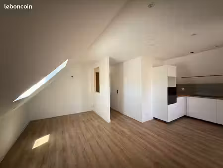à louer - studio mansardé rénové 36m2 hors carrez . murat (15300)