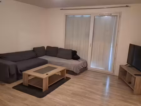mets un appartement f2 en sous location