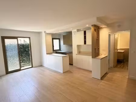t2 44 m² rénové – terrasse + parking – centre vence