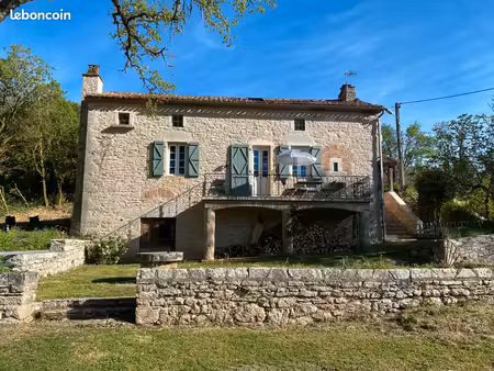 maison en pierre meublée 138 m² – 3 chambres – location à l’année