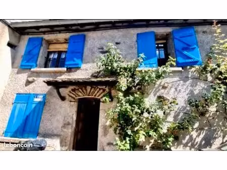 maison en pierre cœur de village proche lac et rivière