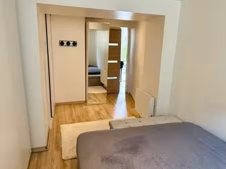 appartement rénové avec jardin privatif et 3 places de parking