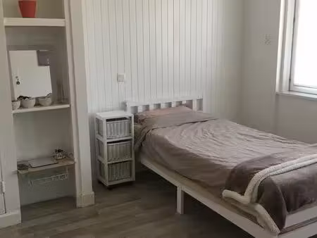jolie et grande chambre meublée pour étudiante