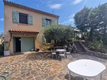 maison avec piscine dans un environnement privilégié