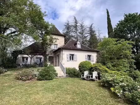 superbe maison de standing avec vue magnifique et piscine dans un tres beau village pres..
