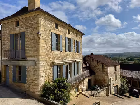 maison de maître dans coeur de village typique périgourdin