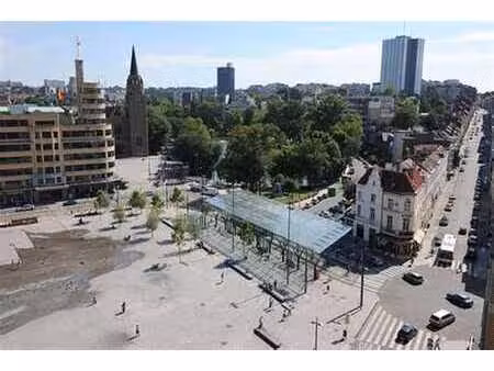 idéalement situé sur la place flagey