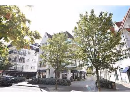 grand garage double spacieux et bien situé le long de l'aven