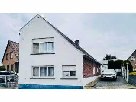 grote  te renoveren half open bebouwing met 4 slaapkamers...