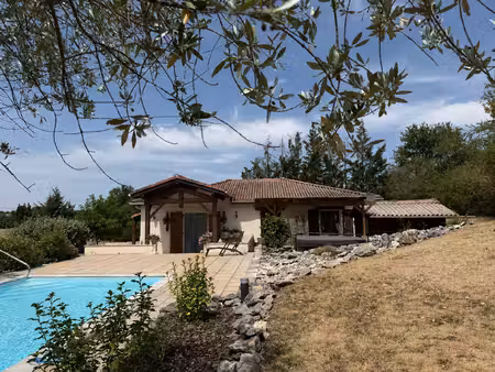 maison parfaitement entretenue avec piscine et belle vue dégagée