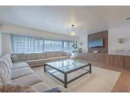 spacieux appartement rénové de 115m² avec deux terrasses.